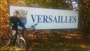 Ugo à Versailles avec son vélo